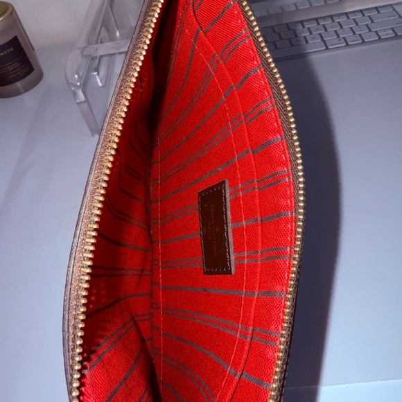 Louis Vuitton Neverfull Pouch - Picture 6 of 7
